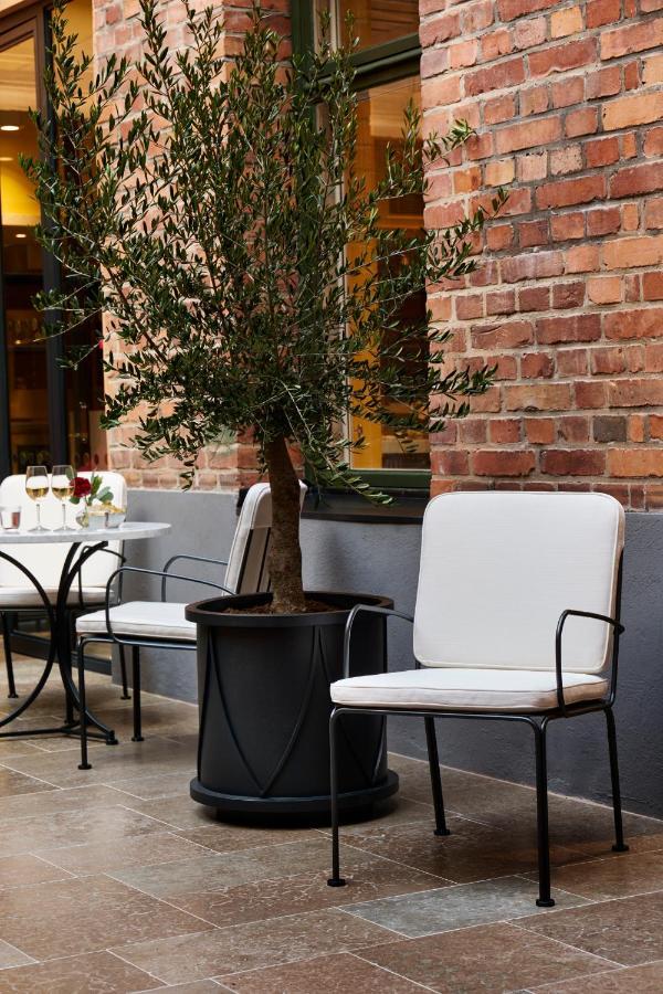 Villa Dagmar Stockholm Kültér fotó A patio with a small olive tree